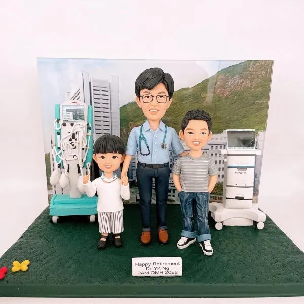 醫生與孩子的人像公仔｜醫護退休禮物｜醫療器材背景訂製公仔
