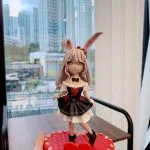 一款客製化的動漫人物立體公仔，粉色頭髮的兔耳少女身穿蘿莉塔服飾，站立在紅色心形底座上，是送給動漫迷的完美人像公仔生日禮物。