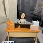 一款為全日空（ANA）航空總務部經理 Sonia Lee 訂製的人像公仔，主角坐在辦公桌前，桌上配有手袋、電腦等精緻背景配件裝飾。