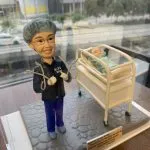 一款送給婦產科接生醫生黃醫生（Dr. Grace Wong）的醫生答謝禮物。精緻的人像公仔身穿手術服，微笑著站在一張嬰兒病床旁邊，床裡躺著一個新生嬰兒，銘牌上刻有來自嬰兒家庭的感謝語，是一份充滿溫情的紀念品。