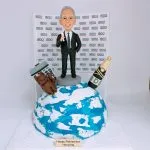 老闆退休主題的人像公仔：銀灰短髮、戴眼鏡的男士身穿黑色西裝與領帶，站在小型圓台上比出讚的手勢；前方為藍白地球造型底座，左側擺放大型計數機與棕色貓咪公仔，右側有綁著黑金緞帶的紅酒香檳瓶並貼有「BDO」字樣；背板重複排列「BDO」標誌，前方銘牌寫有「Happy Retirement」。整體呈現職場成就與個人喜好的退休禮物人像公仔佈置。