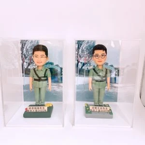 兩款為香港警務人員訂製的榮休人像公仔，公仔身穿淺綠色復古警隊制服，分別放在獨立的透明展覽盒中，用以紀念他們在2022年一同光榮退休。