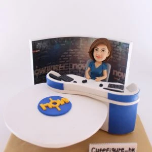 新聞演播室主題人像公仔：短髮女性報導員穿藍色上衣，坐在弧形主播台後方，桌面有麥克風與鍵盤；背板為新聞頻道演播室背景，前方白色圓台上有藍底黃字標誌；米色底座前擺有「Cutefigure_hk」名牌。整體專業而典雅，適合作為新聞部報導員退休禮物與榮退紀念擺設。