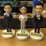 MDRT與COT保險領袖展示訂製人像公仔，作為保險業升職與得獎紀念禮物