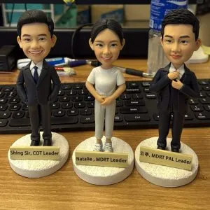 MDRT與COT保險領袖展示訂製人像公仔，作為保險業升職與得獎紀念禮物