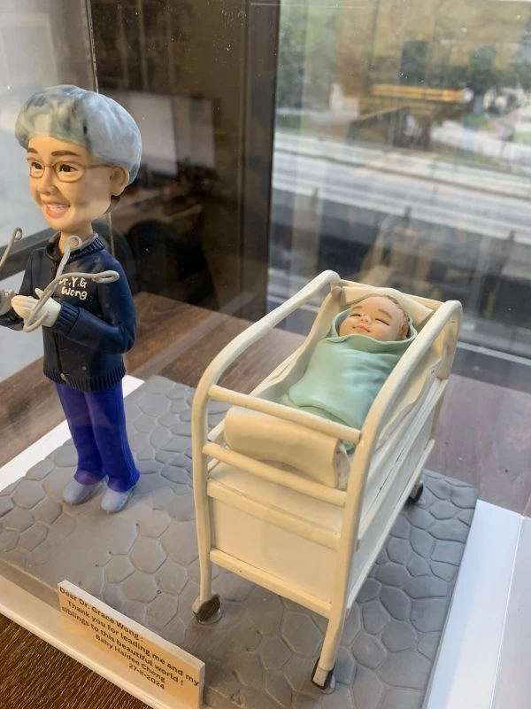 一款送給婦產科接生醫生黃醫生（Dr. Grace Wong）的醫生答謝禮物。精緻的人像公仔身穿手術服，微笑著站在一張嬰兒病床旁邊，床裡躺著一個新生嬰兒，銘牌上刻有來自嬰兒家庭的感謝語，是一份充滿溫情的紀念品。