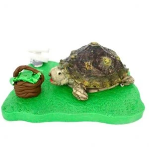 客製化寵物公仔、擬真動物、烏龜、陸龜、軟陶製作、餵食場景、蔬菜籃、草地底座、手工藝品、紀念品、細節還原、指示牌