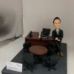 高層榮休禮物與保險人像公仔推薦：以保險公司辦公室為背景，含電腦、電話、會客桌與名片座等細節，展現專業顧問與管理者氛圍。全程可客製姓名、公司元素與場景配件，成為保險從業者在重要節慶與榮休時的體面選擇。Keywords：高層榮休禮物，人像公仔，保險人像公仔，保險。