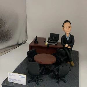 高層榮休禮物與保險人像公仔推薦：以保險公司辦公室為背景，含電腦、電話、會客桌與名片座等細節，展現專業顧問與管理者氛圍。全程可客製姓名、公司元素與場景配件，成為保險從業者在重要節慶與榮休時的體面選擇。Keywords：高層榮休禮物，人像公仔，保險人像公仔，保險。