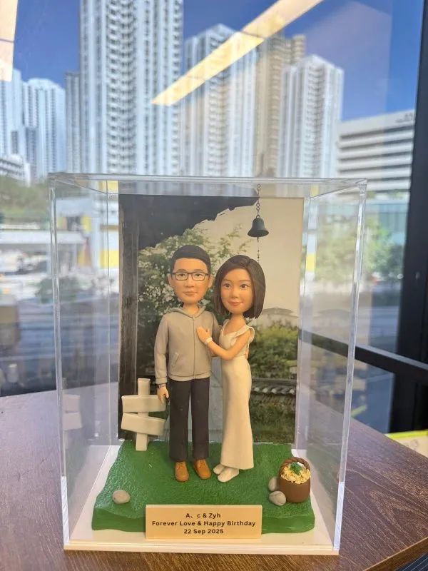 【情侶花園主題人像公仔】Forever Love & Happy Birthday｜展示盒客製擺件
