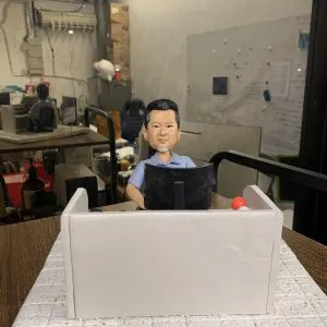 客製化公仔、辦公室場景、職場生活、電腦桌、山羊鬍、軟陶人偶、紀念禮物、工作日常、Q版寫實、辦公隔板