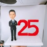 【雙臂交叉自信站立】人像公仔｜商務風25周年紀念禮