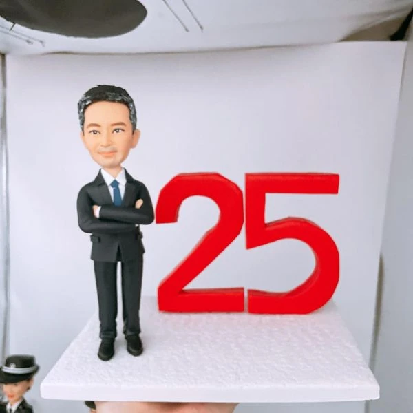 【雙臂交叉自信站立】人像公仔｜商務風25周年紀念禮