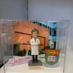 【港大校舍外牆場景】退休致敬｜老師人像公仔 × 透明展示盒