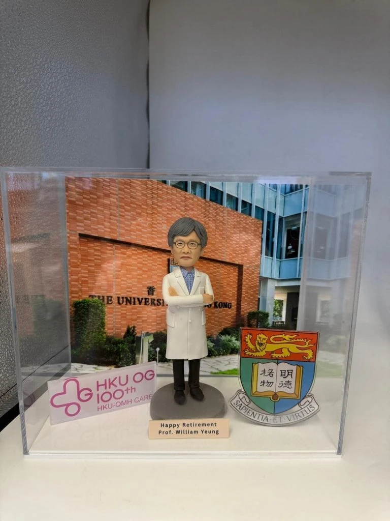 【港大校舍外牆場景】退休致敬｜老師人像公仔 × 透明展示盒