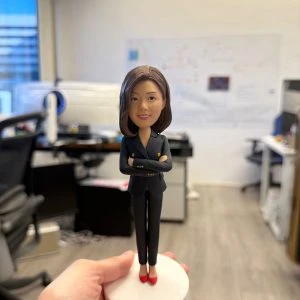 客製化公仔、Q版人像、職場女性、商務套裝、女強人、專業形象、雙排扣西裝、紅色高跟鞋、辦公室擺飾、升遷禮物、商務禮品、手工軟陶、自信微笑