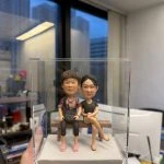 兩人並肩坐於木長椅上，表情微笑真摯