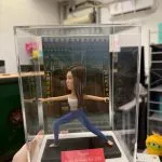 客製化公仔、Q版人像、瑜伽女孩、運動風、戰士二式、生日禮物、透明展示盒、中式背景、紀念品、手工軟陶、健康生活、專屬訂製