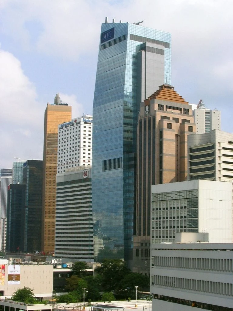 香港中環多棟地標建築，包括友邦金融中心和中國銀行大廈，象徵輝煌成就，是贈送榮休禮物的好選擇。