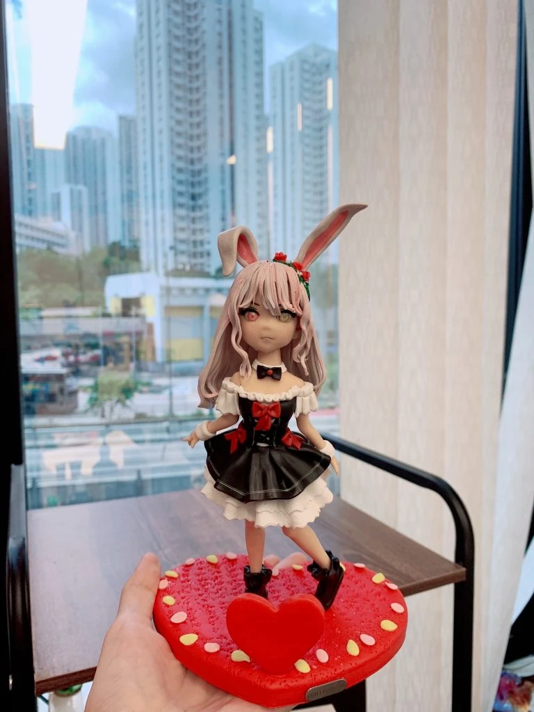 粉紅色頭髮與兔耳的動漫少女造型人形公仔，穿著黑白連身裙和黑色短靴，站在紅色心形底座上，完美將2D動漫角色3D立體化。
