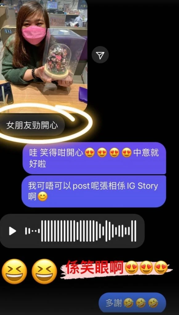 一位戴粉紅色口罩的女士開心地展示一個透明玻璃罩的訂造人像公仔，公仔造型為多位卡通人物，底座鋪滿花卉，象徵品牌對「滿意笑容」的承諾。