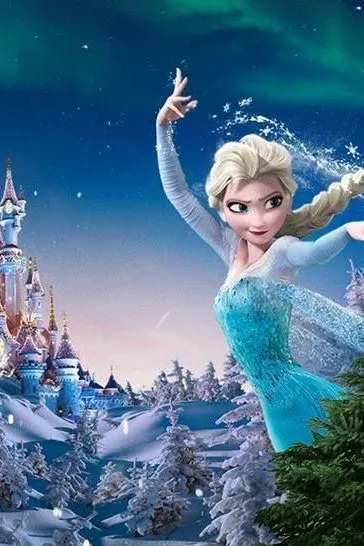 冰雪奇緣艾莎公主卡通公仔，身穿藍色冰雪長裙，在冰雪城堡前施展魔法，讓童年夢想成真嘅生日禮物。