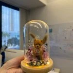 客製化寵物公仔玻璃罩夜燈，穿著條紋衣的可愛狗狗被粉色永生花簇擁，溫馨療癒的寵物紀念與生日禮物