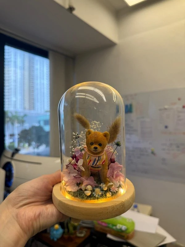 客製化寵物公仔玻璃罩夜燈，穿著條紋衣的可愛狗狗被粉色永生花簇擁，溫馨療癒的寵物紀念與生日禮物