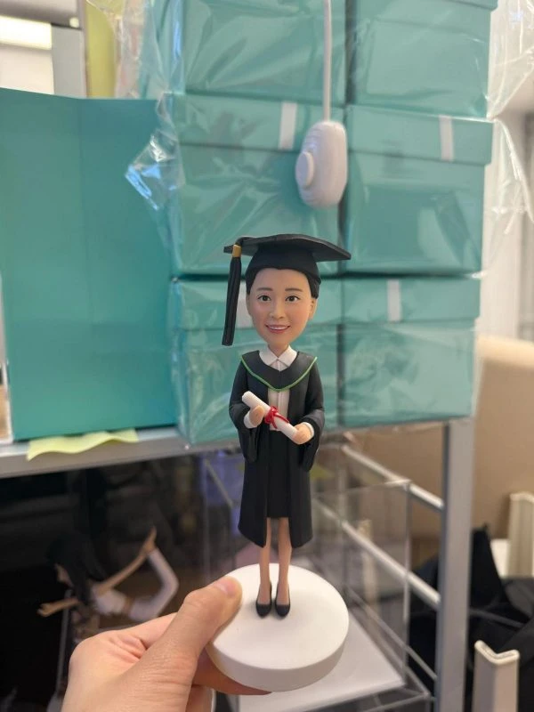 【榮耀學成】畢業生公仔｜學士帽 × 學袍 × 文憑卷