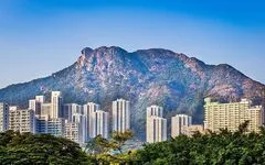香港獅子山下繁華的城市景觀，高樓大廈林立，展現香港獨特的建築風格和都市魅力，適合當作退休公仔的背景。