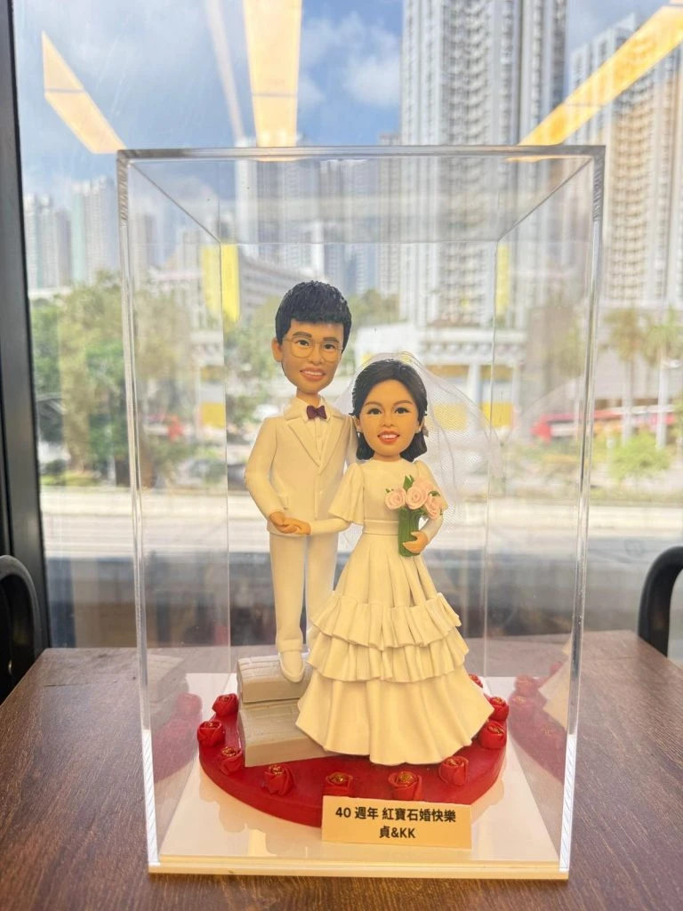 【紅寶石婚】40週年紀念公仔｜白色婚禮造型 × 玫瑰心形台