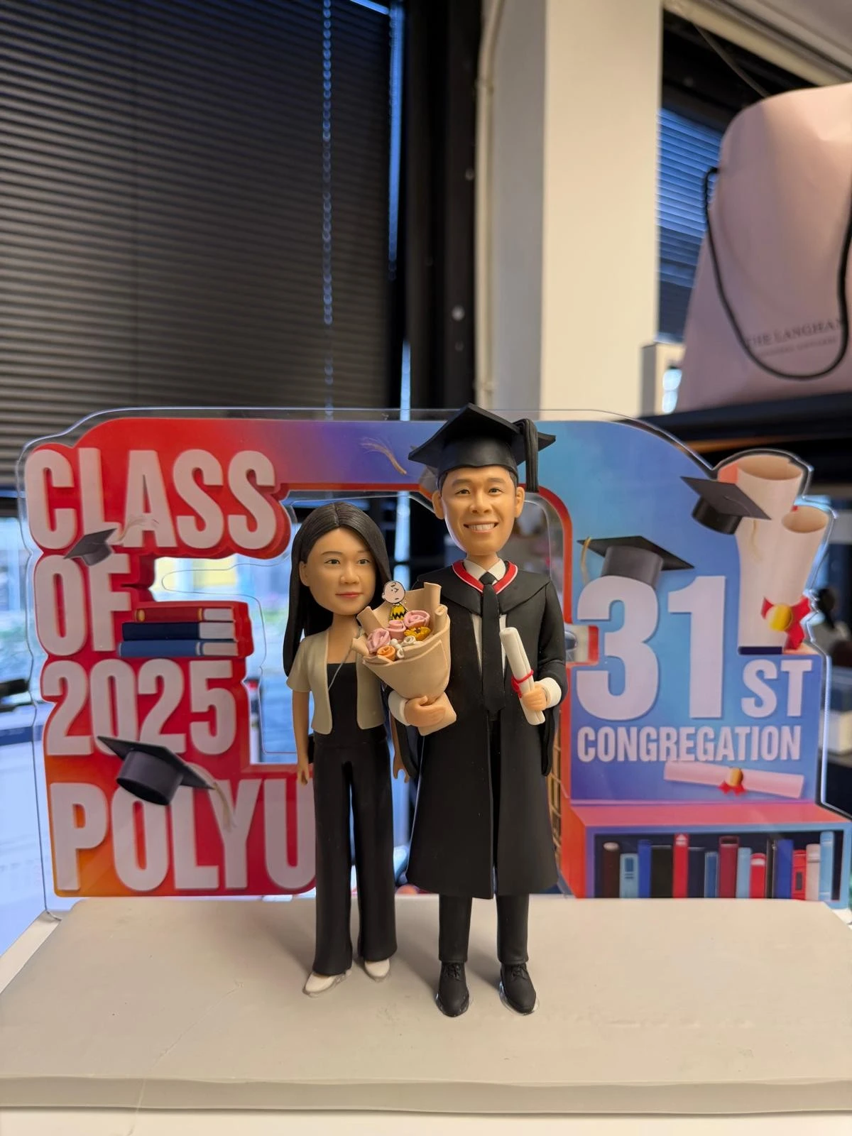 POLYU 2025 客製情侶畢業公仔，男生穿學士袍戴方帽手持畢業證書與花束