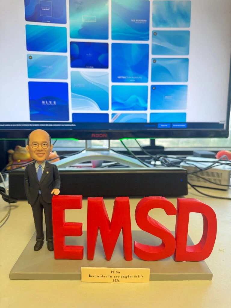 CUTEFIGUREHK 客製化西裝男士人像公仔，配搭大型紅色 EMSD 字母模型及「PC Sir」祝福語底座，完美的工程禮物與退休禮物之選。