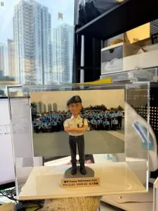 【紀律部隊禮物】客製化警察人像公仔連大合照背景｜紀念品推介