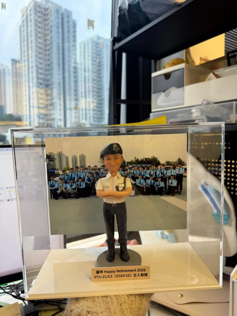 【紀律部隊禮物】客製化警察人像公仔連大合照背景｜紀念品推介
