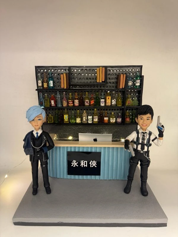 酒吧主題雙人公仔：左側為淺藍髮、西裝與鏈條配件的角色，右側為短黑髮、穿白襯衫與戰術背帶的角色，雙手持道具槍；後方為置滿各色酒瓶的打孔背板層架與小燈飾，中間吧台上有帶蘋果圖示的筆電；吧台前黑色招牌上寫有「永和俠」。