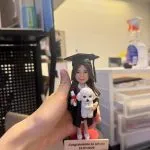 紅色圓台畢業袍手抱白色狗狗客製公仔