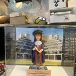 酒紅邊學位袍校園背景畢業祝賀客製公仔