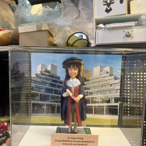 酒紅邊學位袍校園背景畢業祝賀客製公仔