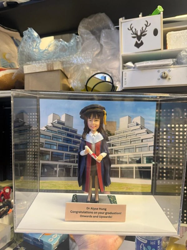 酒紅邊學位袍校園背景畢業祝賀客製公仔