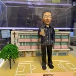校園球場與校舍背景老師榮休客製公仔