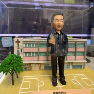 校園球場與校舍背景老師榮休客製公仔