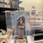 城市高樓背景女士榮休祝賀客製人像公仔