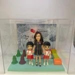 幼兒園教師牽手兩名學生客製場景公仔
