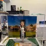 Curtin University 畢業袍手抱白色狗狗客製公仔
