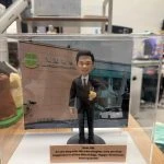 九龍塘會黑色西裝舉杯退休祝賀客製公仔
