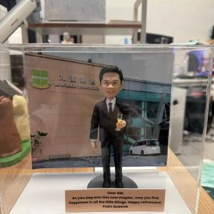 九龍塘會黑色西裝舉杯退休祝賀客製公仔