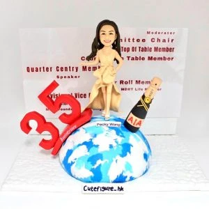 一款慶祝35周年的女性人像公仔，公仔身穿晚禮服站在地球模型上，旁邊有香檳和「35周年」字樣，背景是一面列滿榮譽頭銜的LOGO牆，是一款頂級的公司周年禮物。
