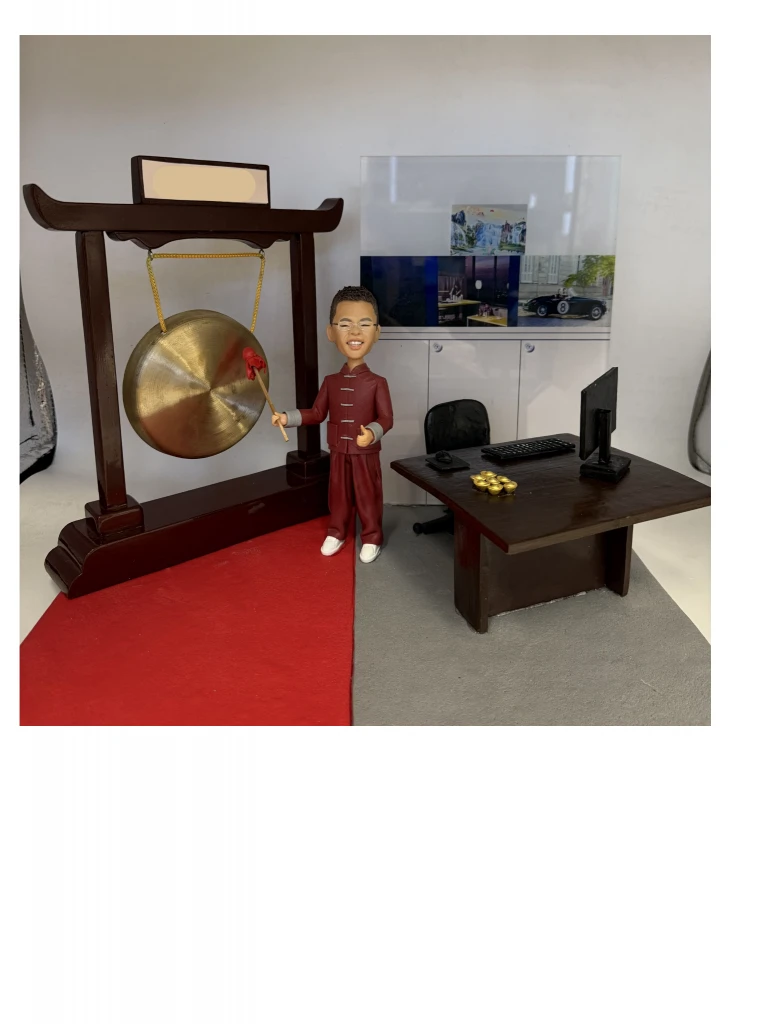 「專屬打造的人像公仔，以新店開張為主題，呈現店鋪主任身穿唐裝敲鑼的喜慶場景。搭配電腦桌與金元寶，寓意財源滾滾、生意興隆。這款人像公仔禮物，特別適合贈送給親友或客戶，作為開業賀禮與收藏紀念，極具心意與獨特性。」