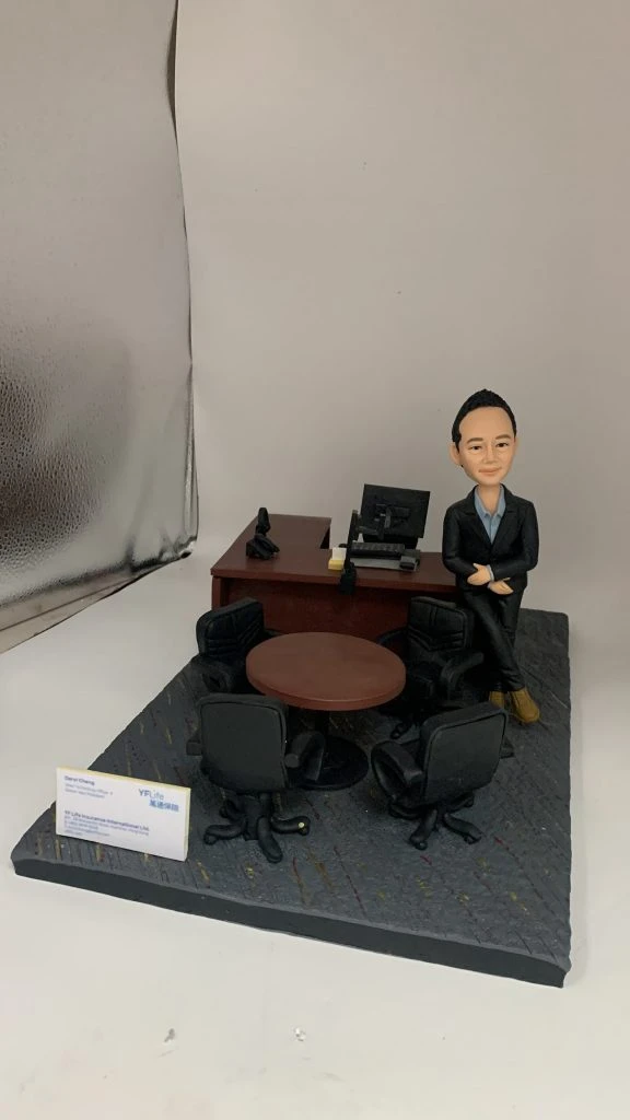 高層榮休禮物與保險人像公仔推薦：以保險公司辦公室為背景，含電腦、電話、會客桌與名片座等細節，展現專業顧問與管理者氛圍。全程可客製姓名、公司元素與場景配件，成為保險從業者在重要節慶與榮休時的體面選擇。Keywords：高層榮休禮物，人像公仔，保險人像公仔，保險。